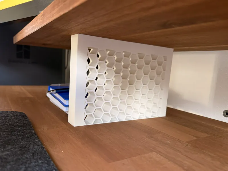 Abstandshalter m. Hexagonmuster für ein Desk Shelf