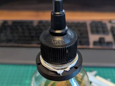 Anti-drip collar for Sriracha bottles