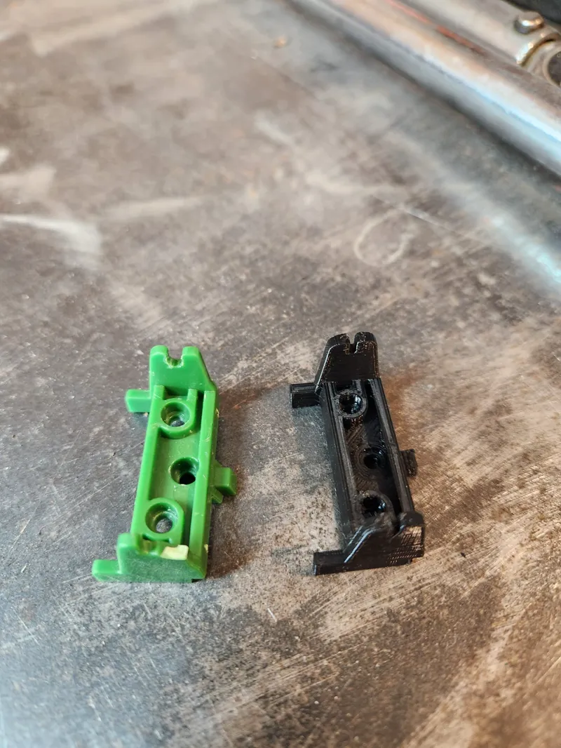 1/64 Scale John Deere Toy Combine Header Adaptor