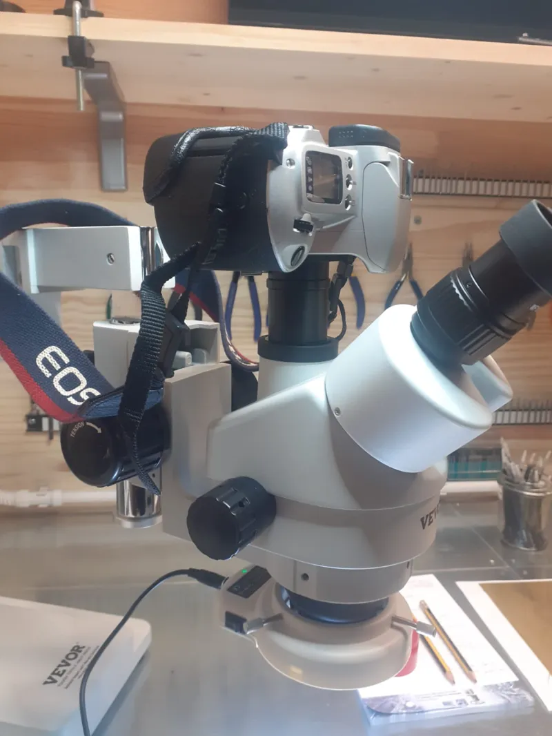 Canon attachment for microscope. Attacco Canon per Microscopio