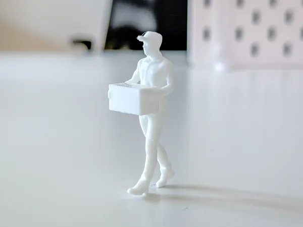 Figurine miniature livreur pour diorama