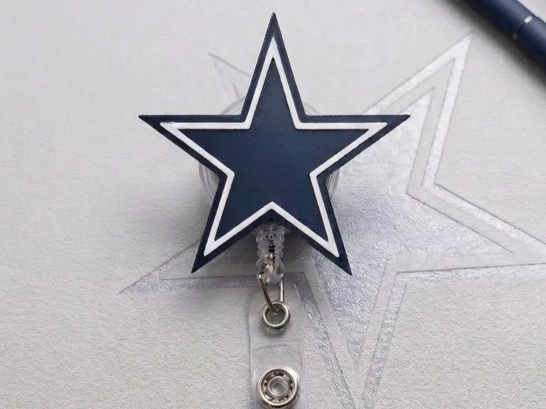 Letrero o emblema decorativo: Dallas Star Badge Reel Face/Magnet. Referencia del modelo original.