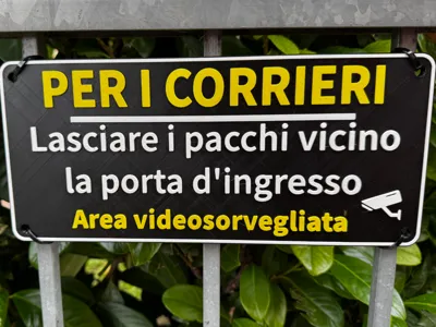 Gate sign for couriers