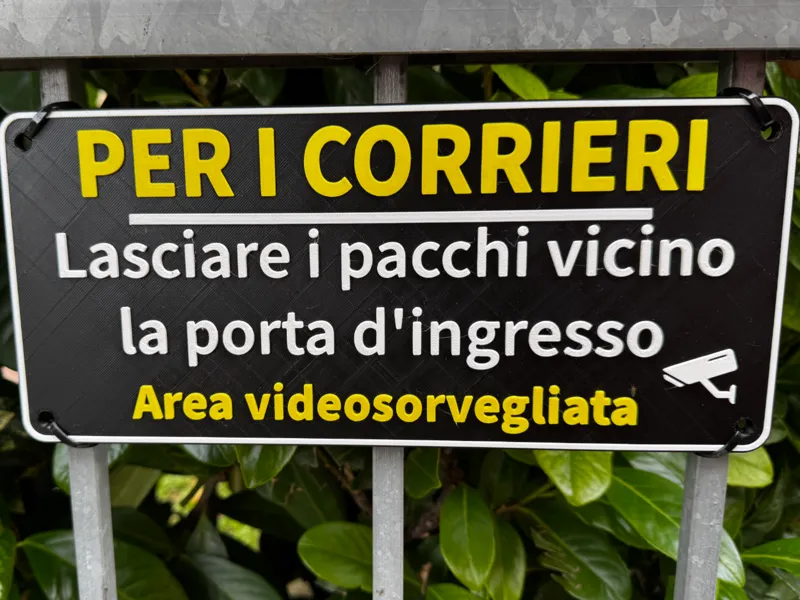 Gate sign for couriers