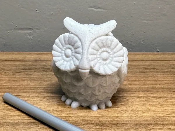 Statuette hibou cornu tout rond et souriant