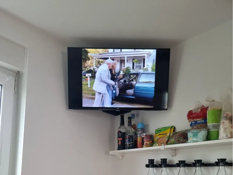 32" TV - Corner Mount [Vesa 100x100]