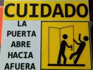 CUIDADO PUERTA ABRE HACIA AFUERA