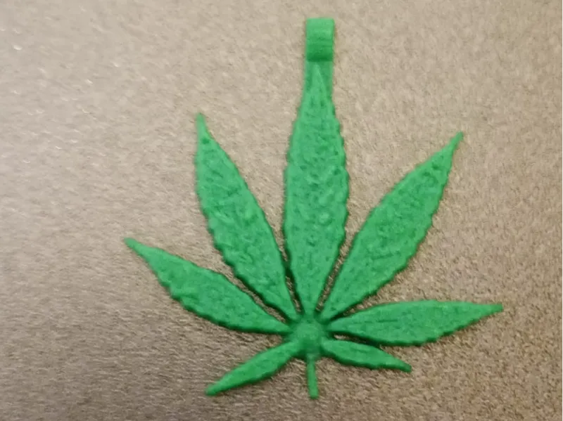 ciondolo foglia marjuana