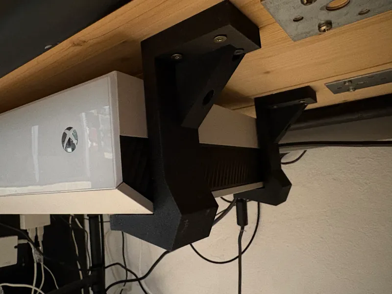 Xbox one unter dem Schreibtisch