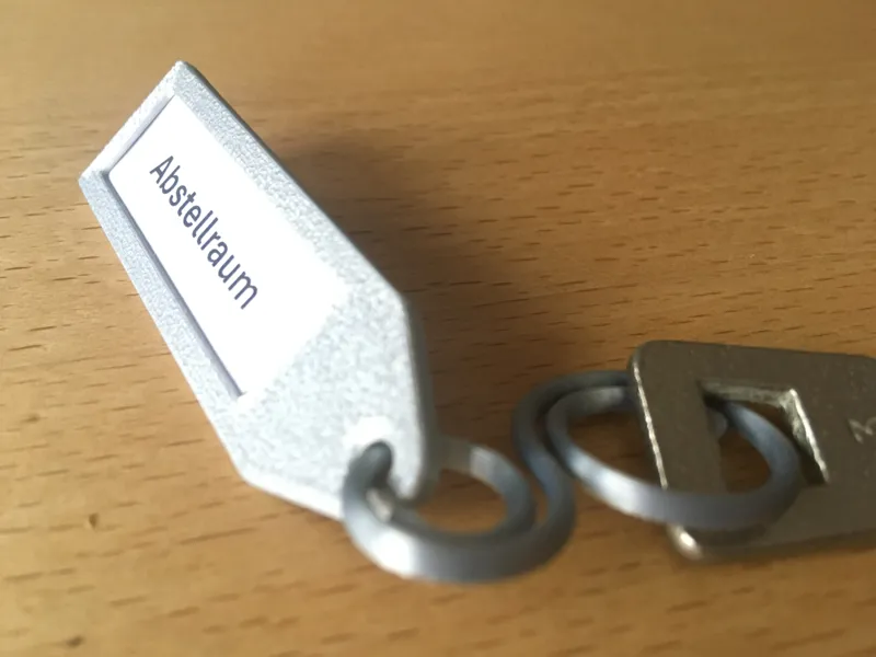 Schlüsselanhänger mit Etikettfach