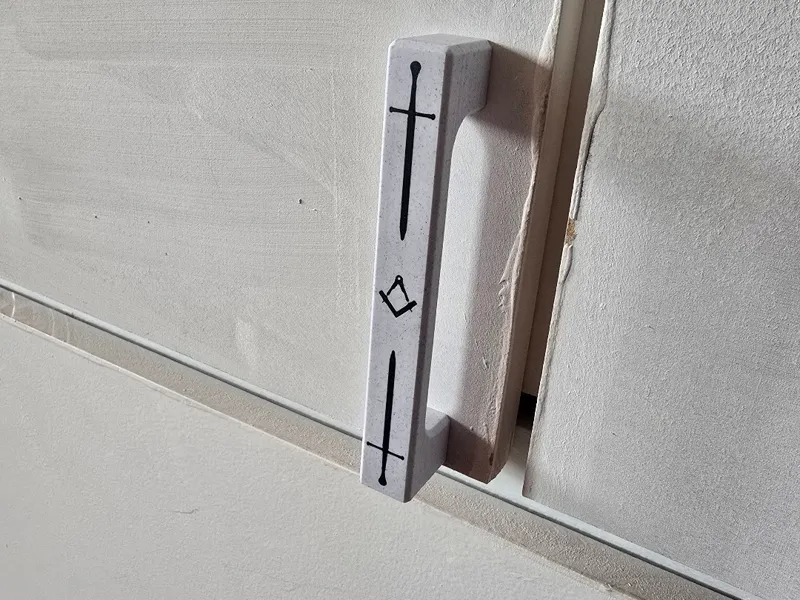 Cabinet door handles