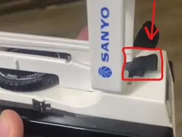 Sanyo travel iron lock