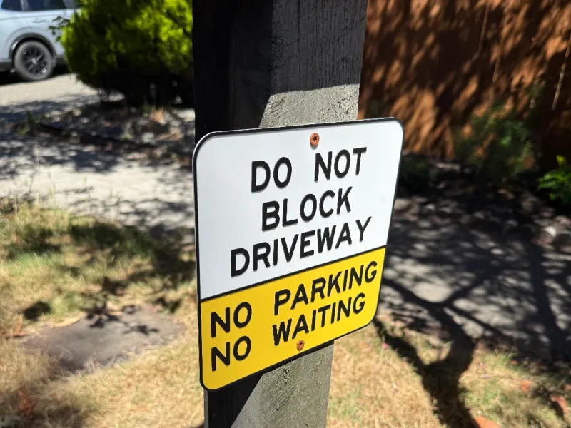 Do not block driveway sign