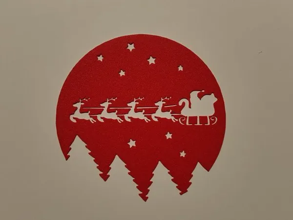 Traîneau du Père Noël au-dessus des sapins (déco murale)