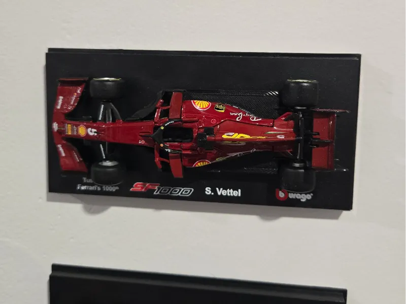 Invisible wall mount for Bburago 1:43 F1 cars