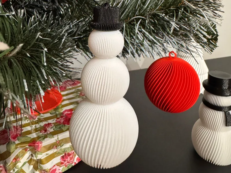 A snowman-shaped Christmas bauble