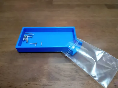 Screw-top bowl with outlet