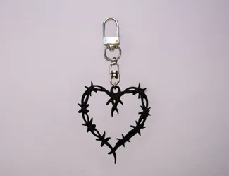 Karol G keychain (corazón de alambre)
