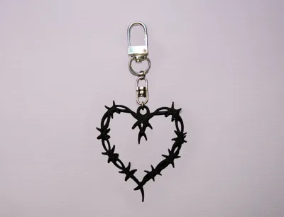Karol G keychain (wire heart)