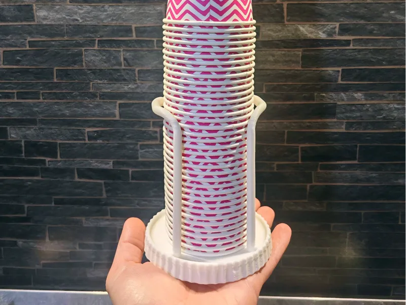 Porta bicchieri di plastica e carta da tavolo