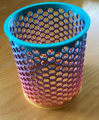 Honeycomb pen holder without support