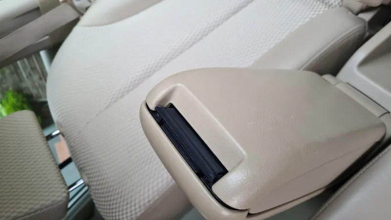 Nissan Tida 2009 armrest lid button