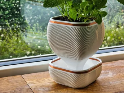 Self-watering flower pots
