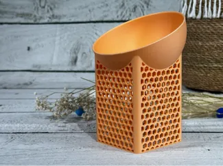Raised pet food bowl with hexagon pattern