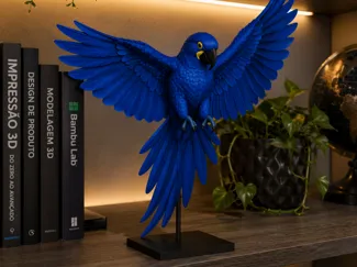 Arara azul em uma base asas abertas