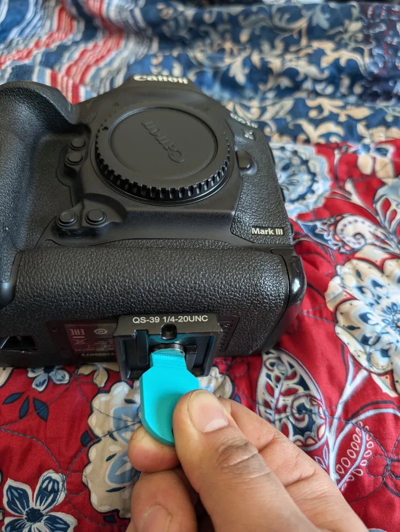 Tripod quick release plate tightening tool