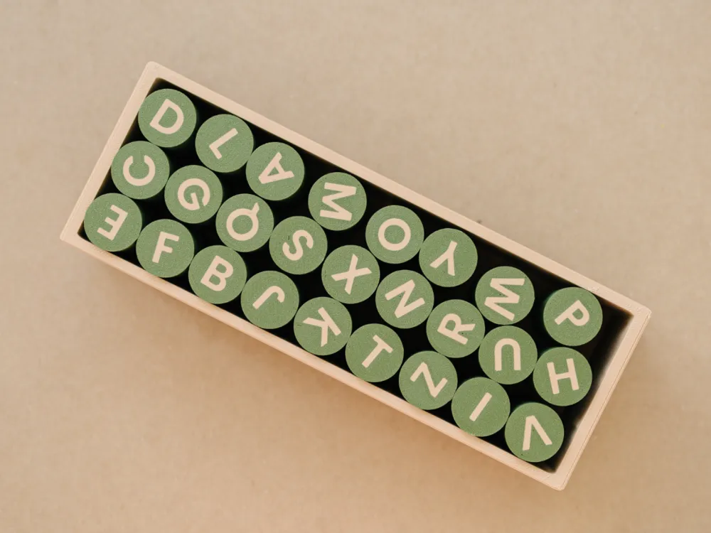 Caja o estuche: Uppercase Alphabet Dough Stamps. Referencia del modelo original.