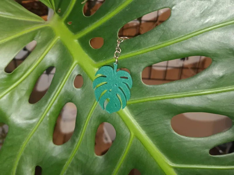 Monstera leaf keychain