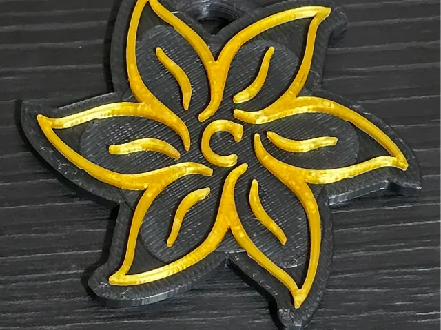 Aretes flor con inicial personalizable