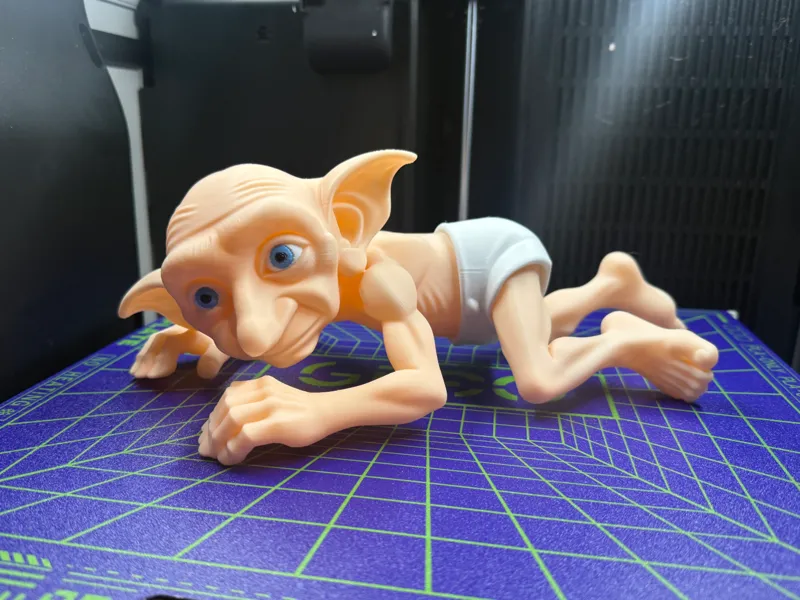 Dobby Hauself liegend