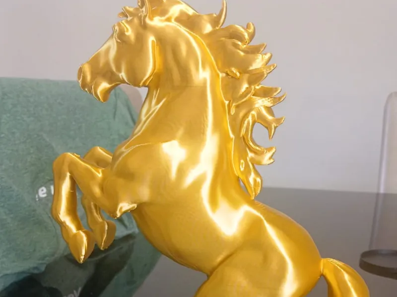 Cavalo empinando (estilo trofeu)