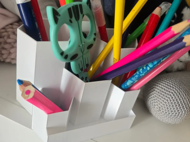 Small Desk organizer for crayons and markers