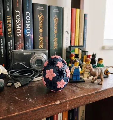 Objeto manipulable: sakura egg gear fidget — vista de referencia 5