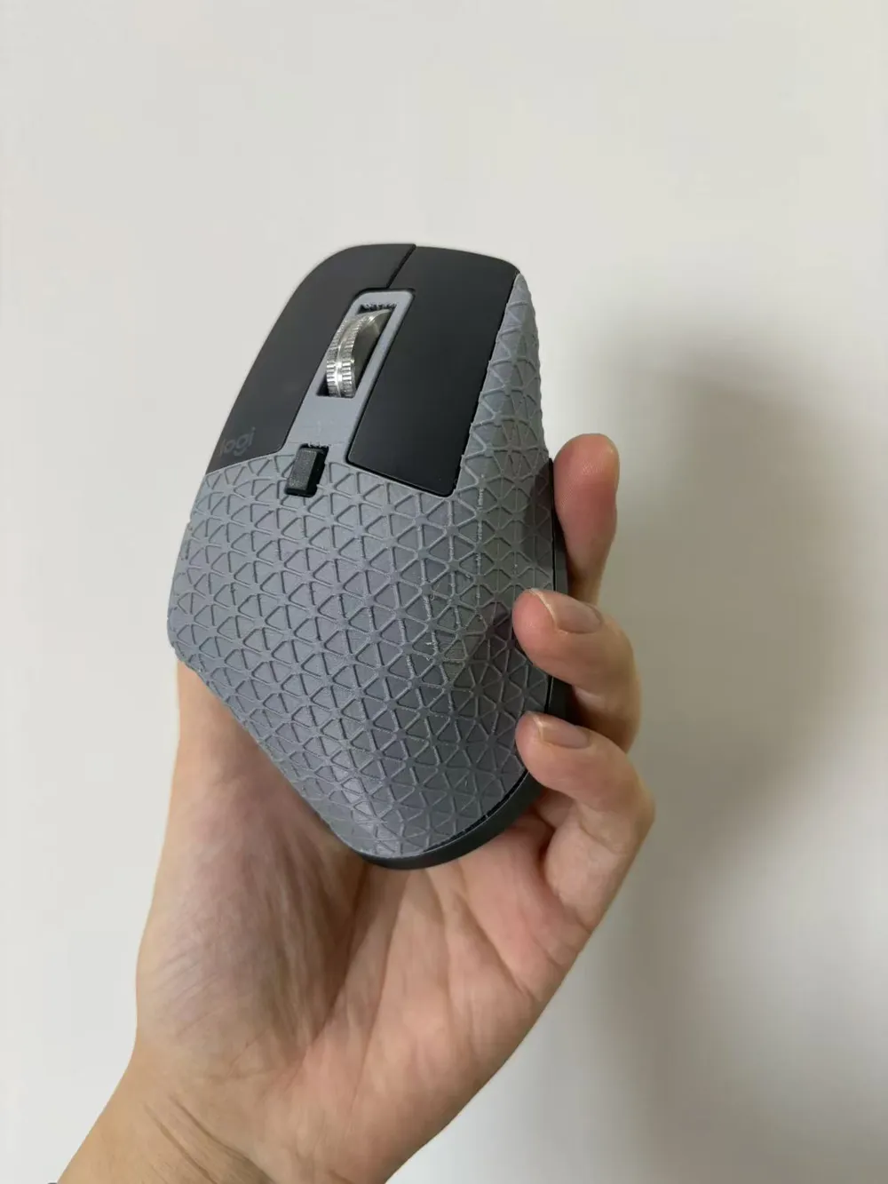 logitech-mx-master-3-and-3s-replacement-shell-triangular-surface
