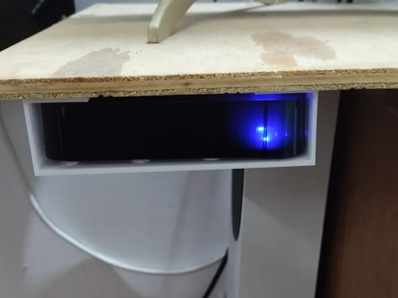soporte para tv box ubicado debajo del mueble