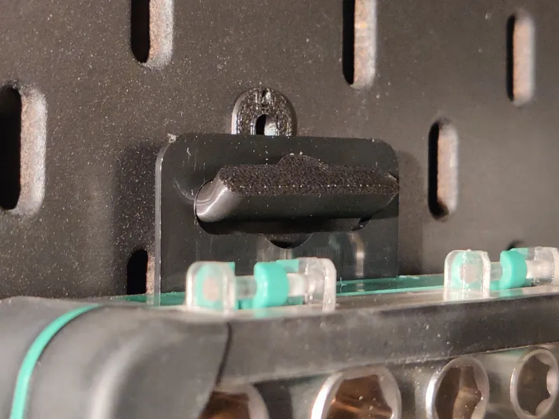 Euroslot hanger short profile for Skadis