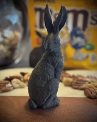 Sculpture détaillée de lapin assis — photo 1
