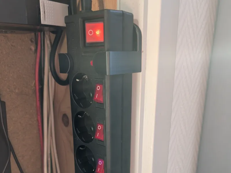 Verticale bevestiging voor stekkerdoos