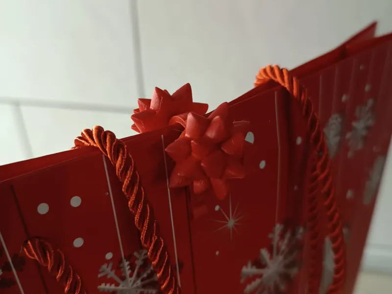 Bag closing clip with bow