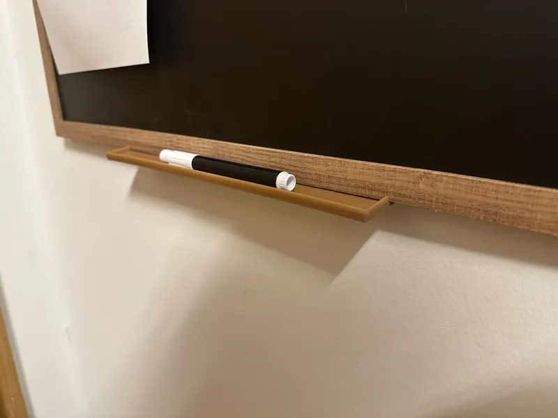 Stiftehalter für eine Magnettafel.