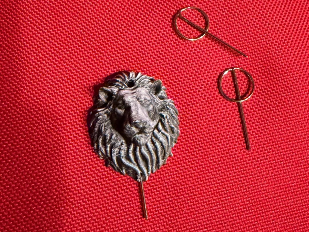 Sim Ejector pin lion inspired. 