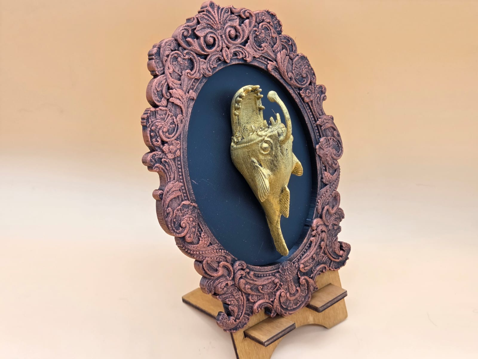 Anglerfisch im Ornamentrahmen
