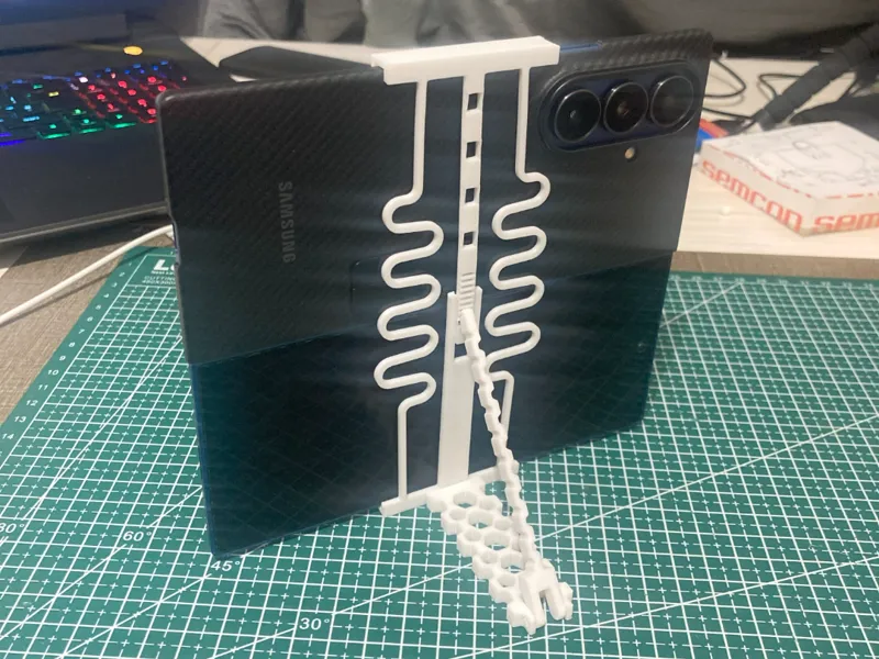 SAMSUNG_GALAXY_Z_FOLD_7_STAND