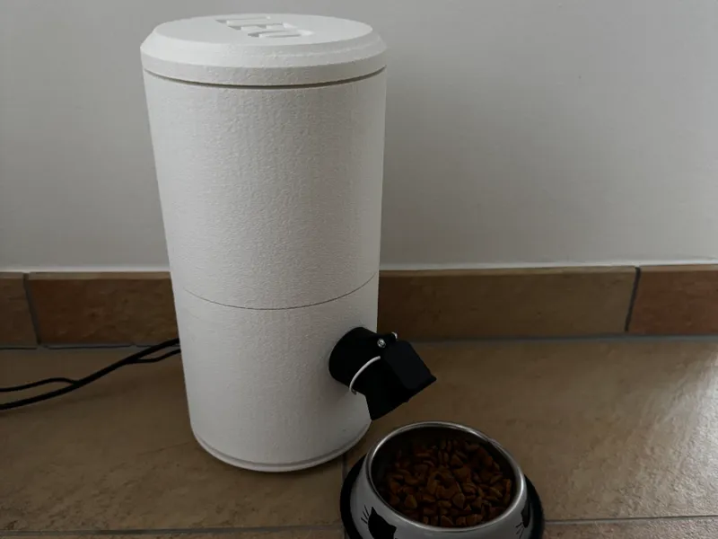 Petfeeder (scale 20%)
