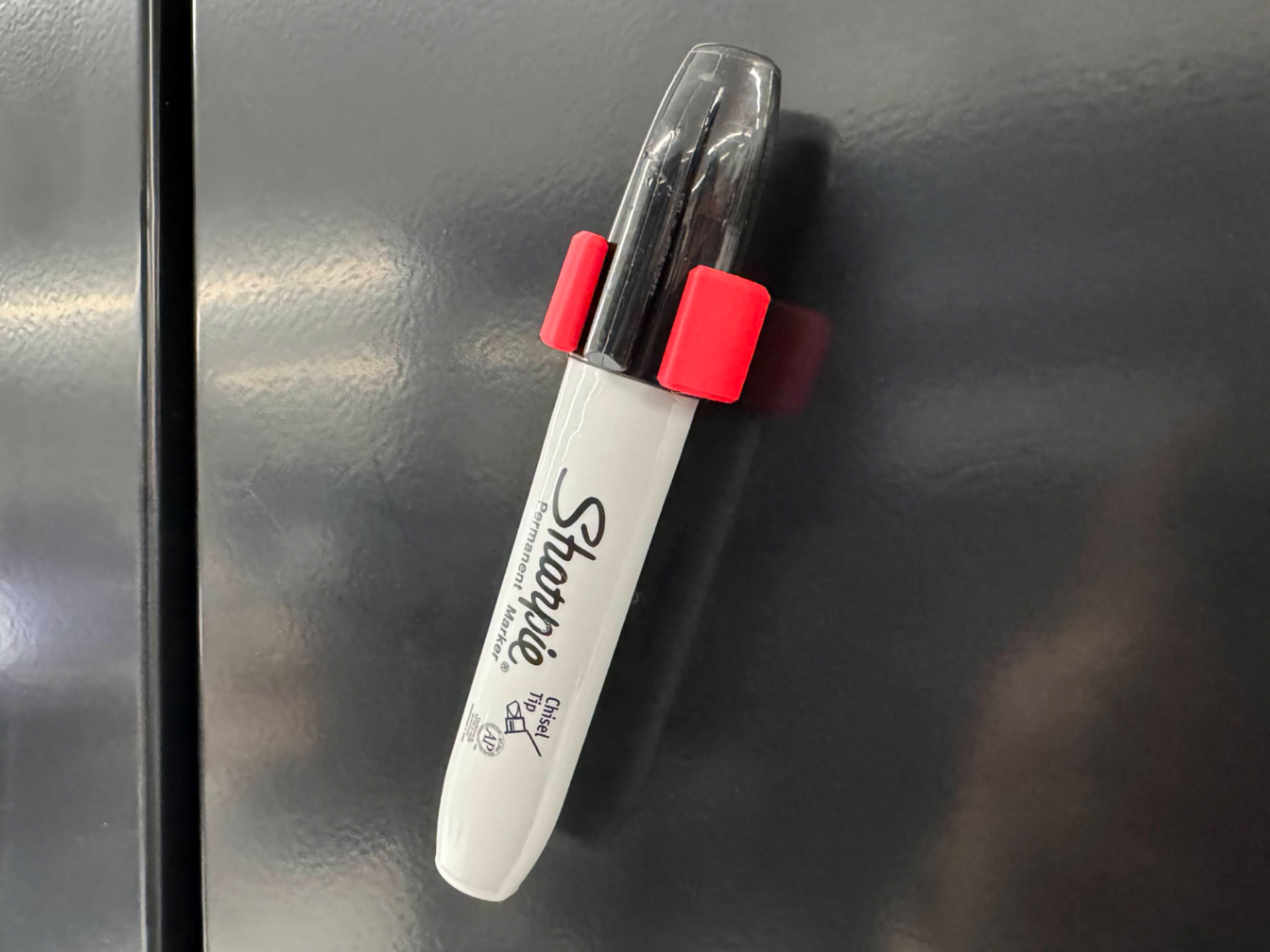 Magnetic Clamp for Chisel Tip Sharpie 