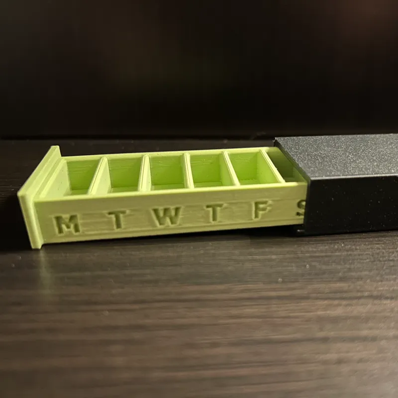 Travel pill box with closing system
